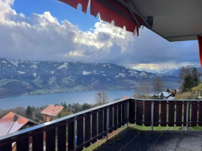 Vista D'oro sul Lago E Monti
